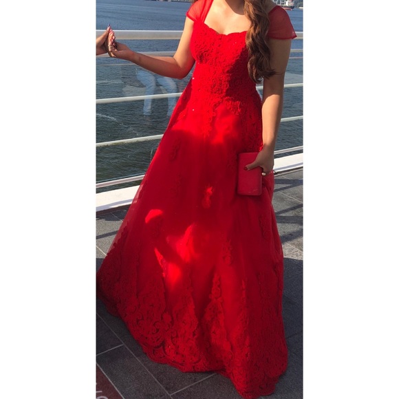 Elegant red gown - Picture 5 of 6